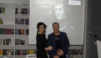 Поэт, актер, певец и музыкант.