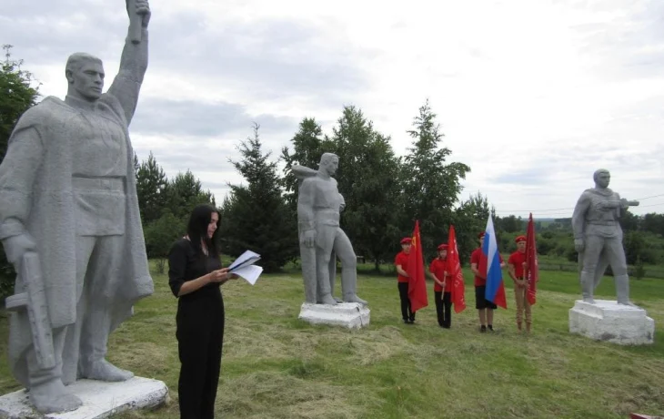 Мы эту память, пронесём через года Мы эту память, пронесём через года